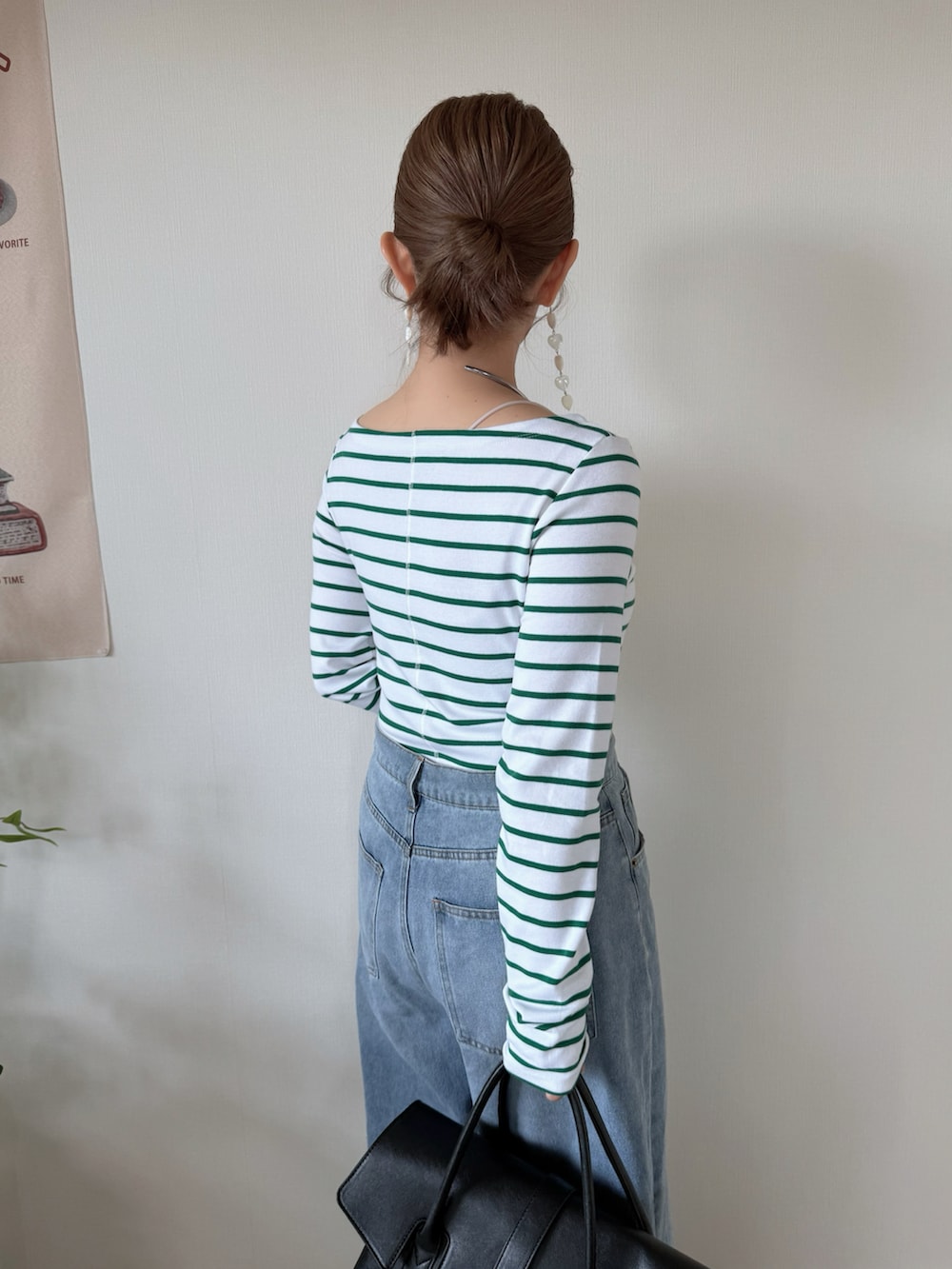 レッド系のバレエシューズ、ブラック系のボストンバッグ、グリーン系のTシャツ/カットソーを着用したレディースの春コーディネートの5枚目の写真