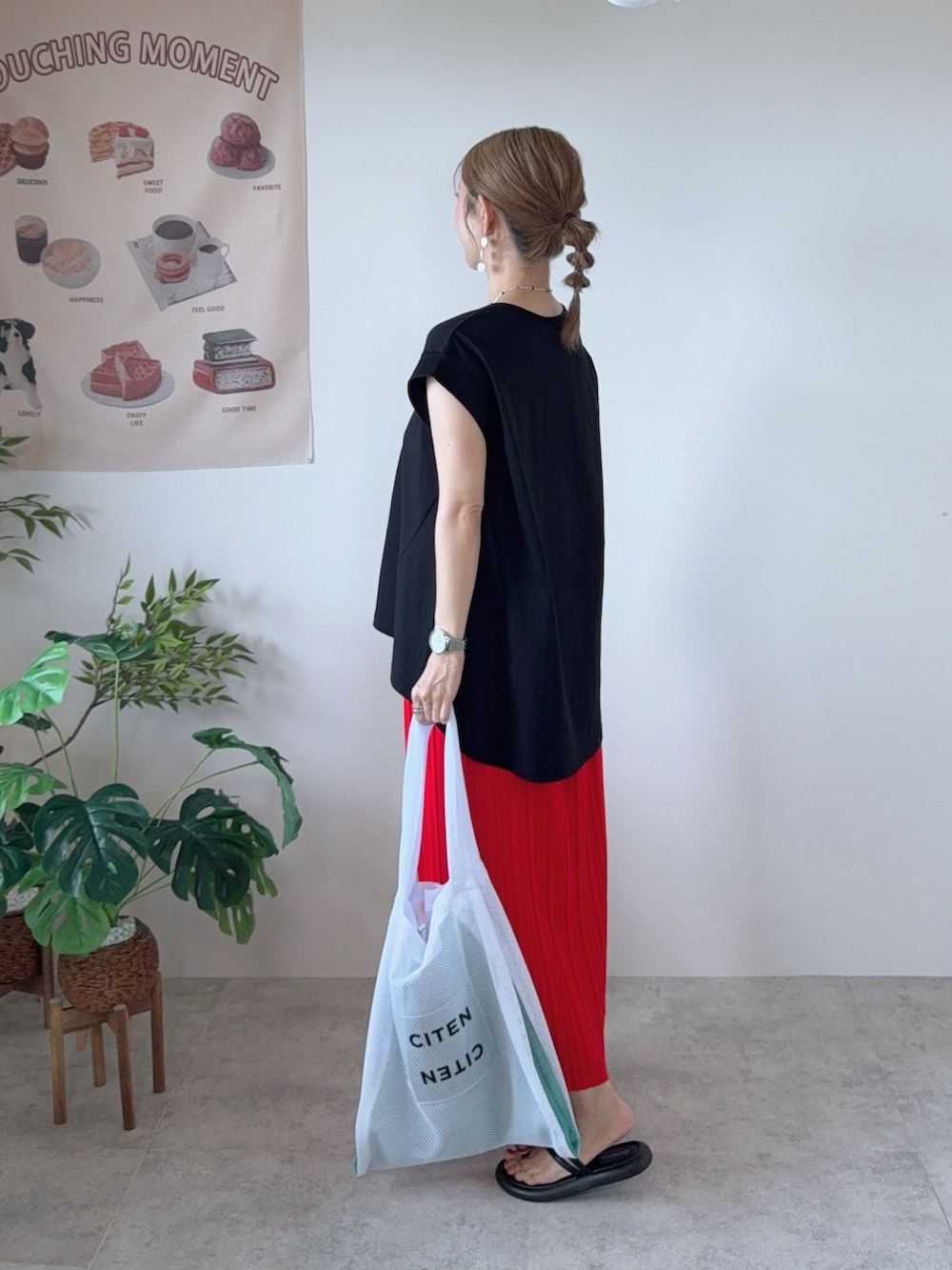 ブラック系のTシャツ/カットソー、レッド系のスカート、ホワイト系のトートバッグを着用したレディースの夏コーディネートの2枚目の写真