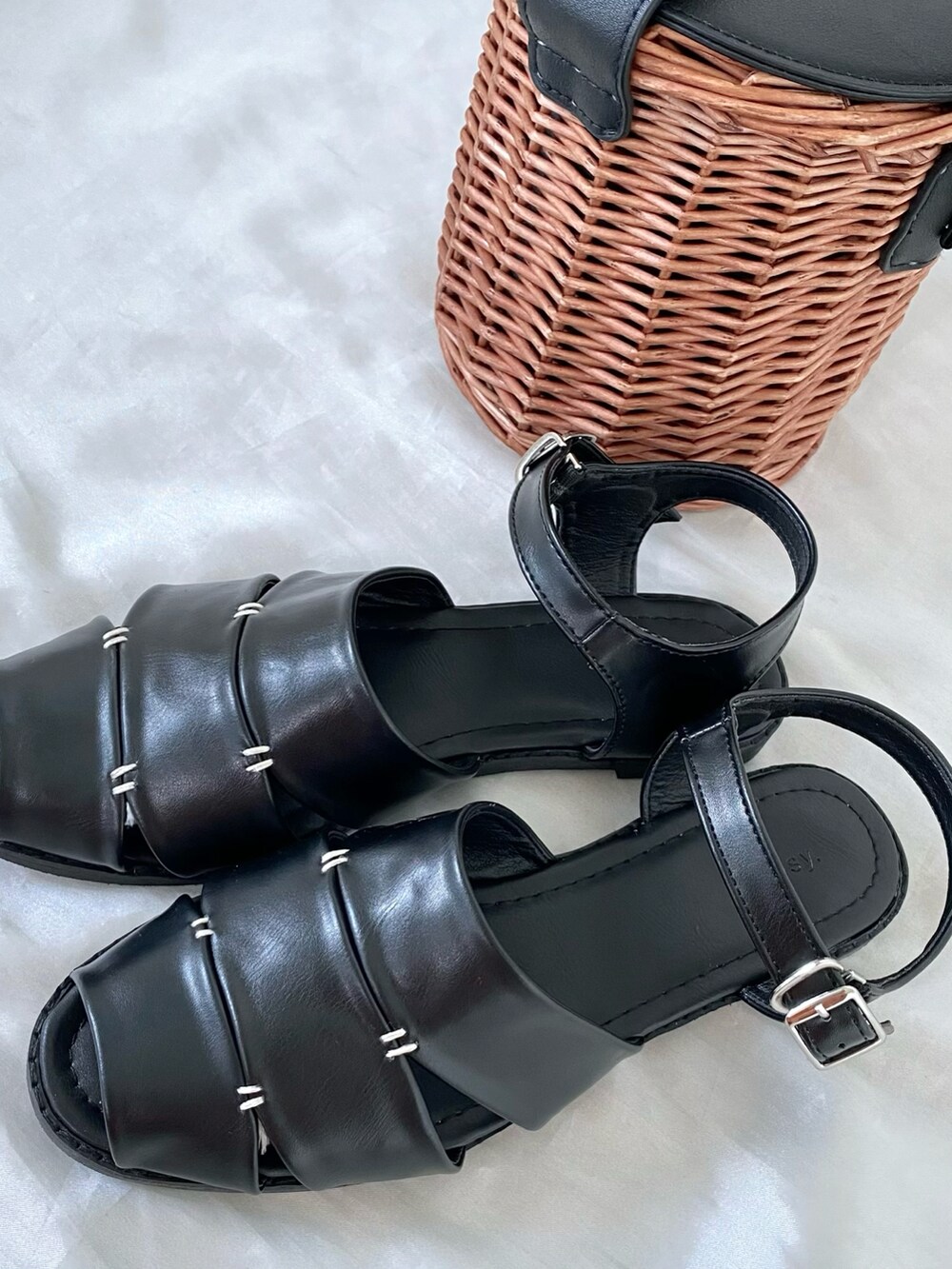 ブラック系のバッグ、ピンク系のワンピース、ブラック系のサンダルを着用したレディースの春コーディネートの4枚目の写真