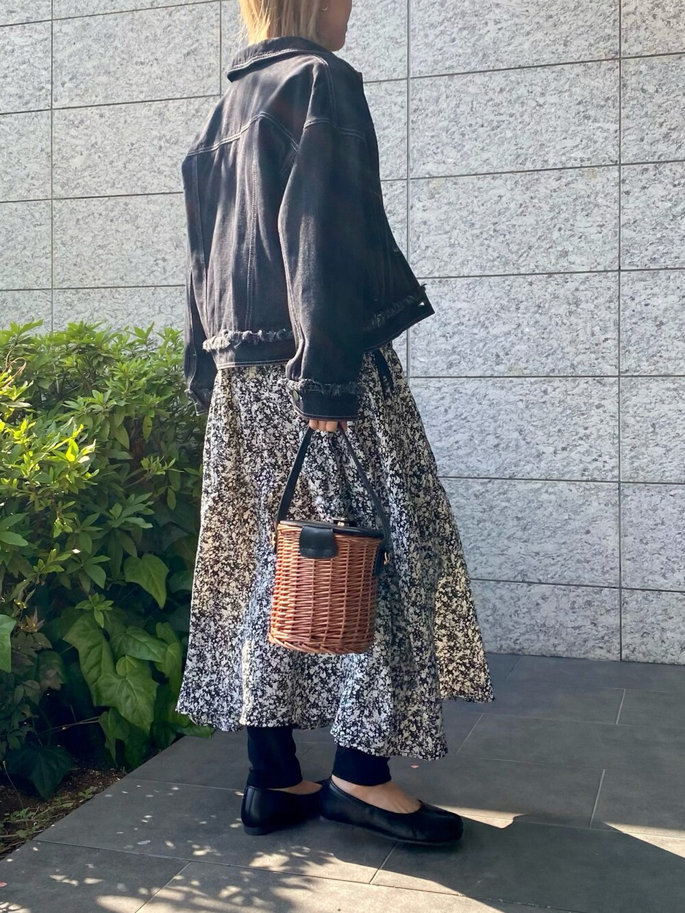 ブラック系のワンピース/ドレス、ブラック系のバッグ、ブラック系のパンプスを着用したレディースの春コーディネートの5枚目の写真