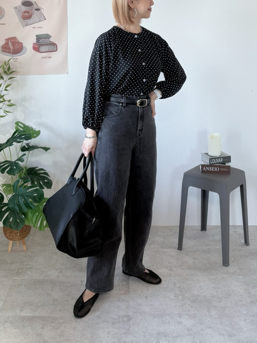 ブラック系のシャツ/ブラウス、ブラック系のデニムパンツ、ブラック系のボストンバッグを着用したレディースの春コーディネートの2枚目の写真