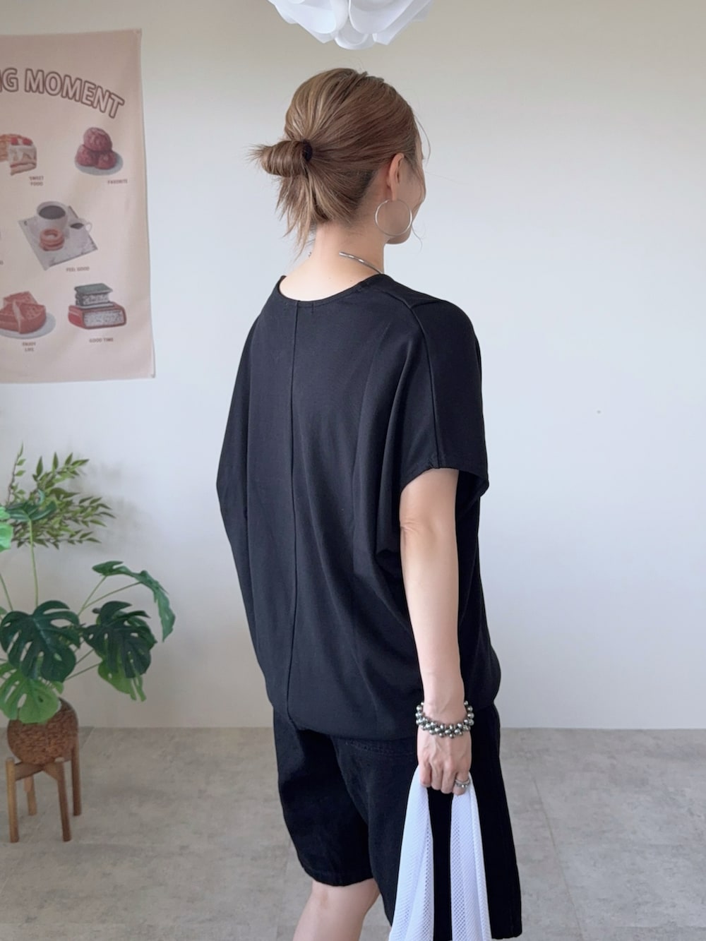 ブラック系のTシャツ/カットソー、ホワイト系のトートバッグ、ブラック系のサンダルを着用したレディースの夏コーディネートの4枚目の写真