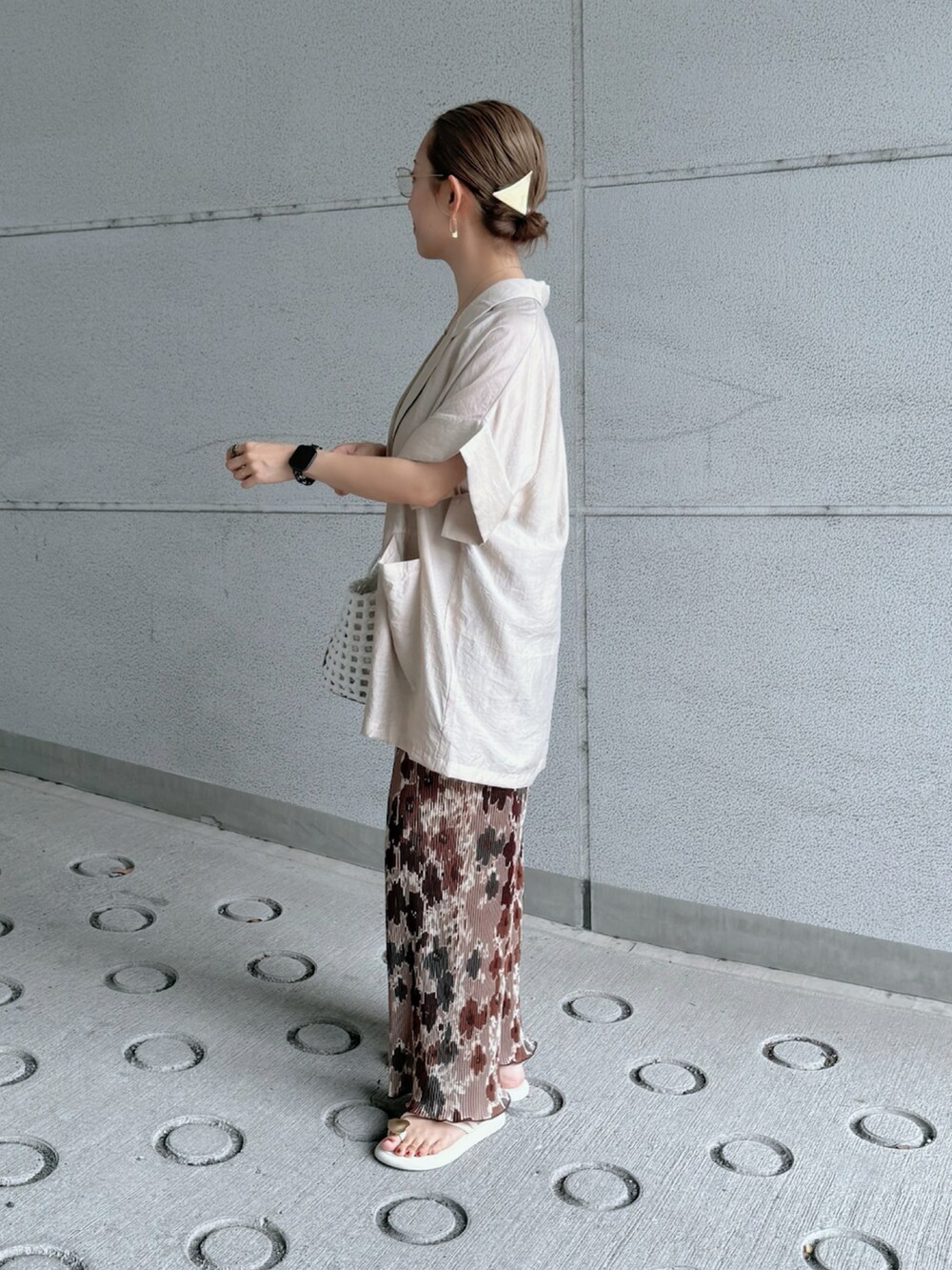 ベージュ系のテーラードジャケット、ブラウン系のその他パンツ、ホワイト系のサンダルを着用したレディースの夏コーディネートの2枚目の写真