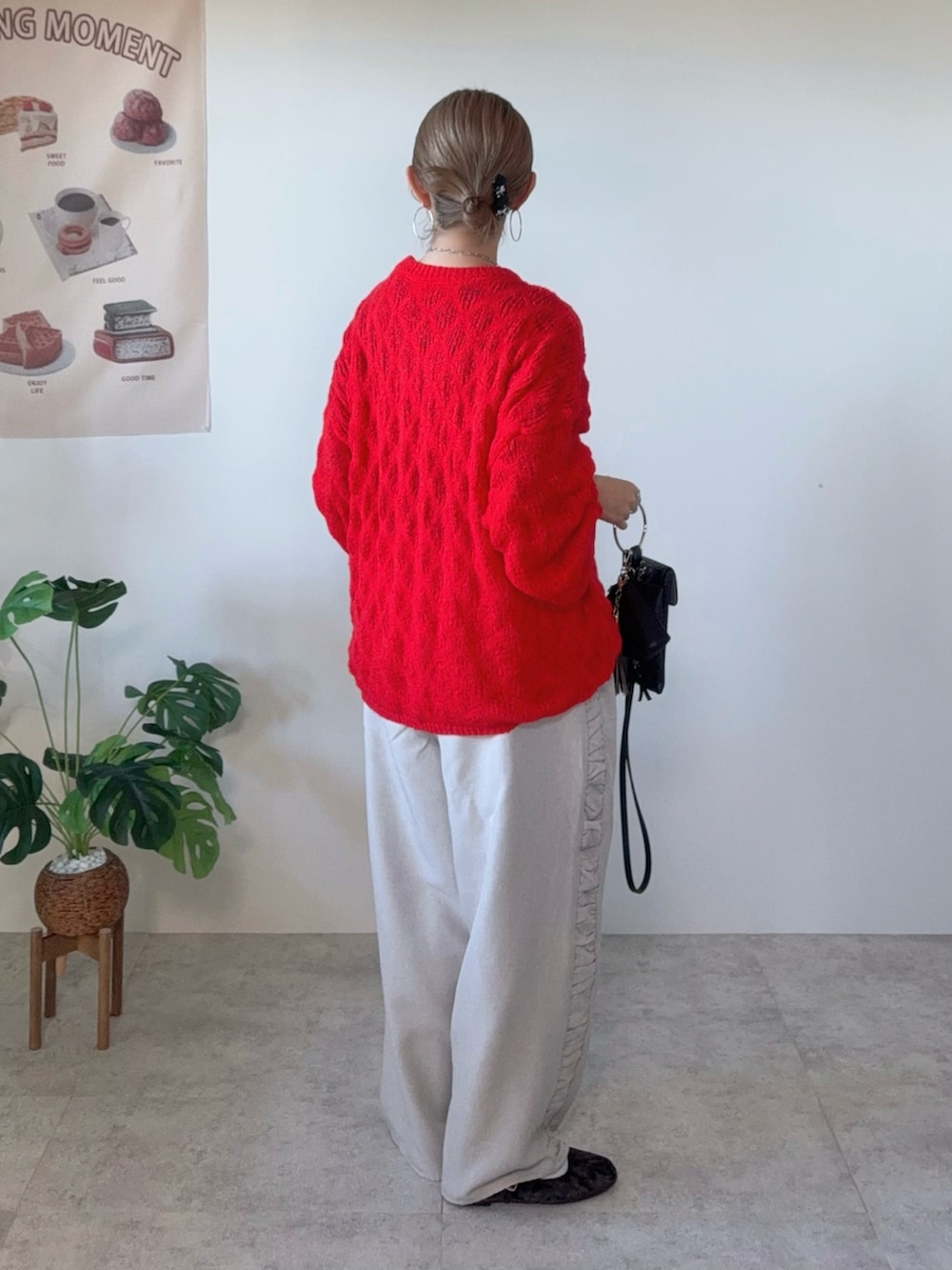 レッド系のニット/セーター、ベージュ系のパンツ、その他のファッション雑貨を着用したレディースの秋コーディネートの3枚目の写真