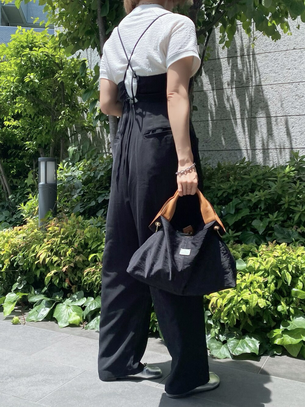 「サロペット、モノトーン、おしゃれさんと繋がりたい、パシオス、シンプルコーデ、大人カジュアル、40代ファッション」｜「VIVIANの足袋デザインバレエパンプス（バレエシューズ、シルバー系）」を使った、memeさん（レディース・158cm）の春コーディネートの2枚目の写真