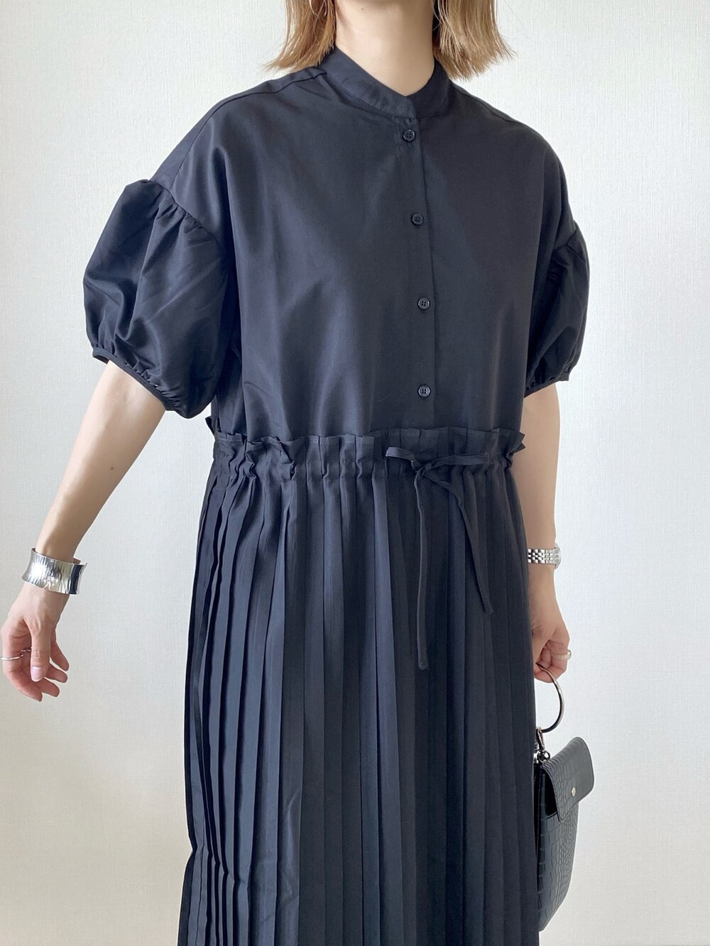 ブラック系のワンピース、ブラック系のショルダーバッグ、シルバー系のサンダルを着用したレディースの夏コーディネートの4枚目の写真