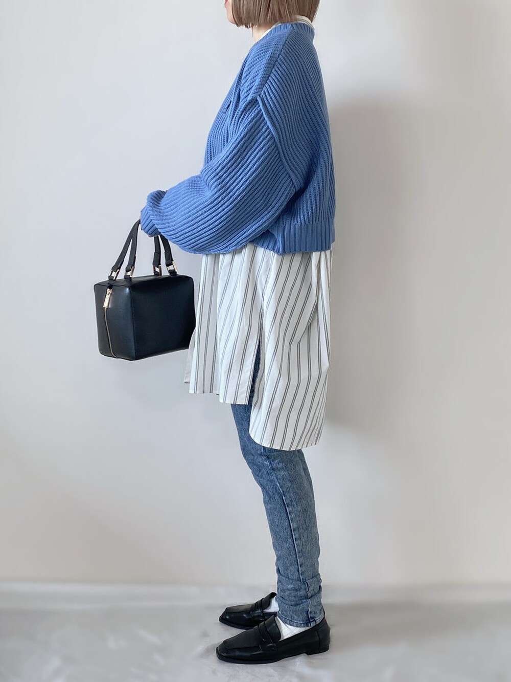 ホワイト系のシャツ/ブラウス、ブラック系のハンドバッグ、ブラック系のローファーを着用したレディースの冬コーディネートの3枚目の写真