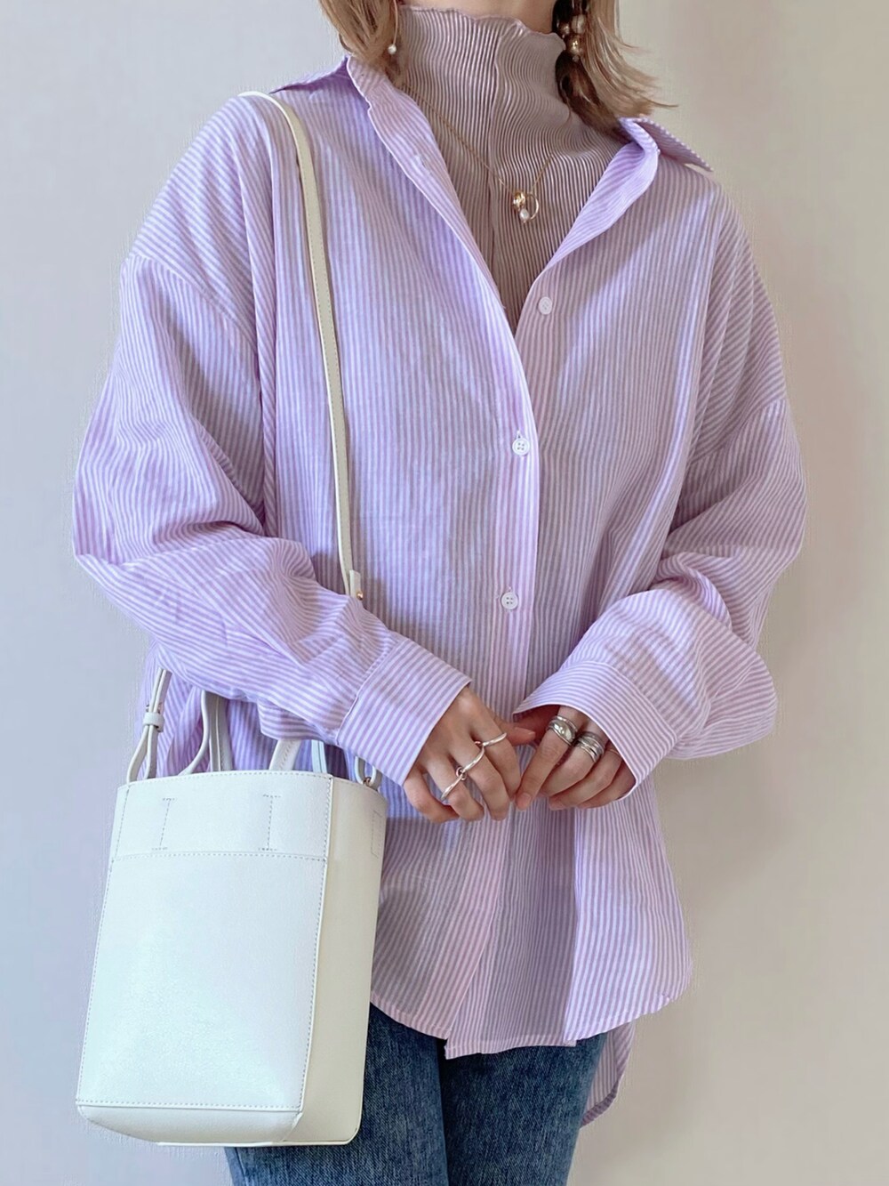 ピンク系のシャツ/ブラウス、ピンク系のTシャツ/カットソー、ホワイト系のローファーを着用したレディースの春コーディネートの2枚目の写真