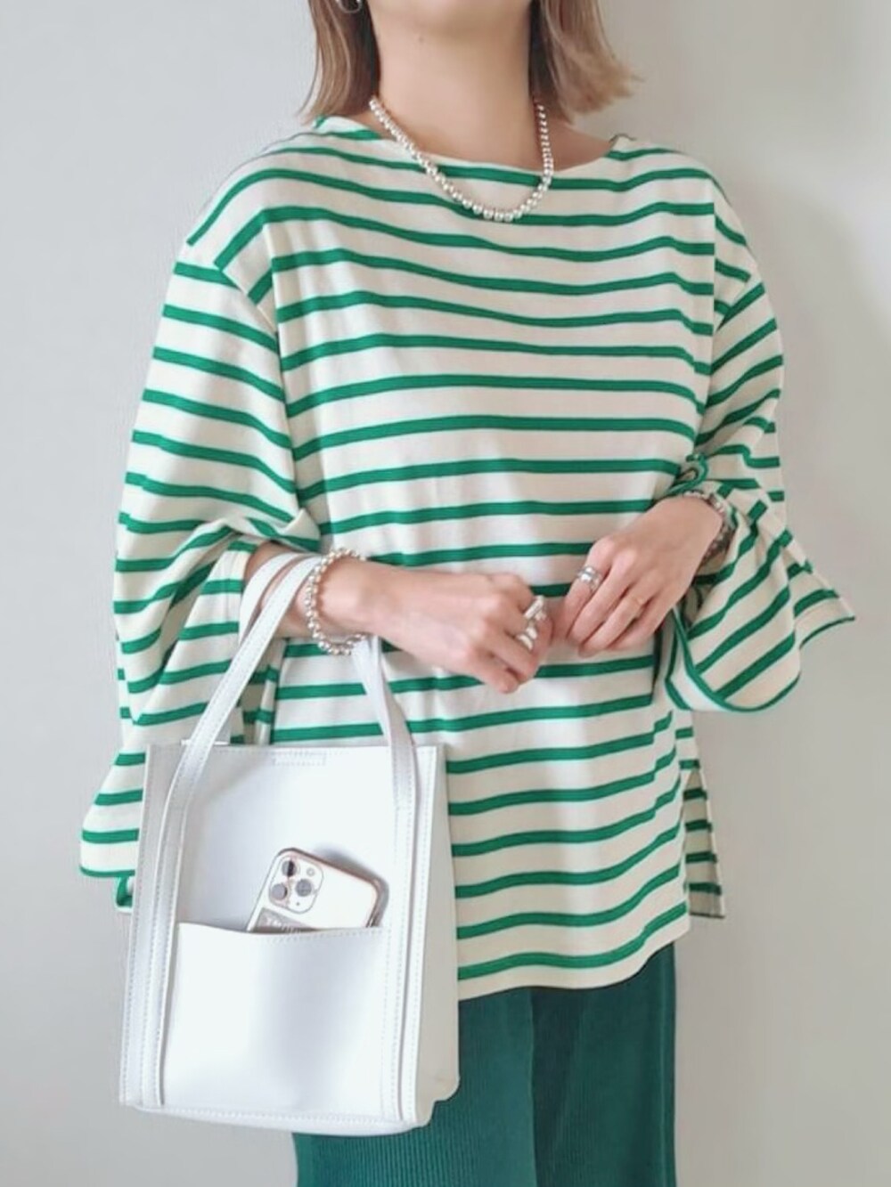 グリーン系のTシャツ/カットソー、グリーン系のその他パンツ、ホワイト系のローファーを着用したレディースの春コーディネートの3枚目の写真