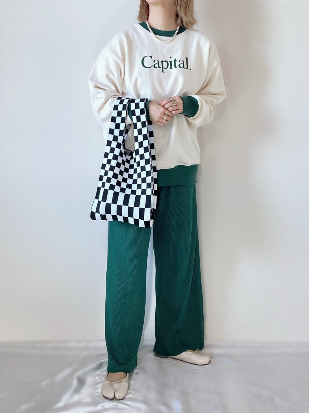 グリーン系のスウェット、グリーン系のその他パンツ、ホワイト系のバレエシューズを着用したレディースの冬コーディネートの2枚目の写真