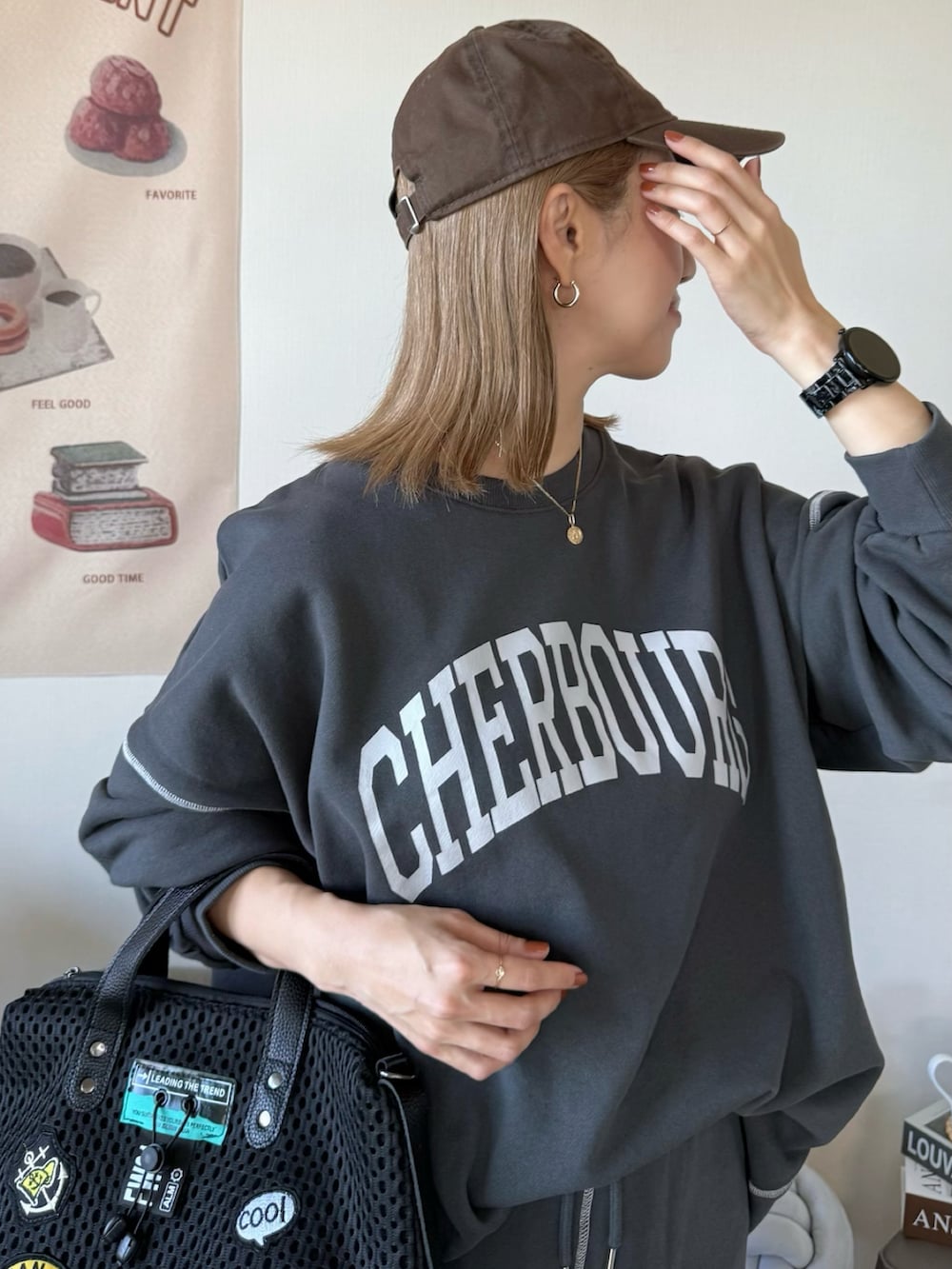 グレー系のスウェット、グレー系のスカート、ブラック系のボストンバッグを着用したレディースの冬コーディネートの4枚目の写真