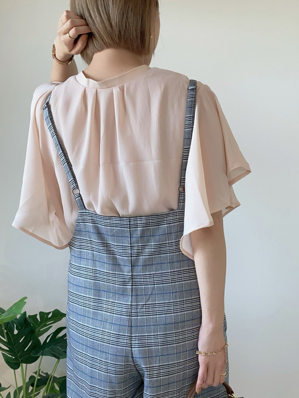 ブラック系のボストンバッグ、シルバー系のバレエシューズ、ピンク系のシャツ/ブラウスを着用したレディースの春コーディネートの4枚目の写真