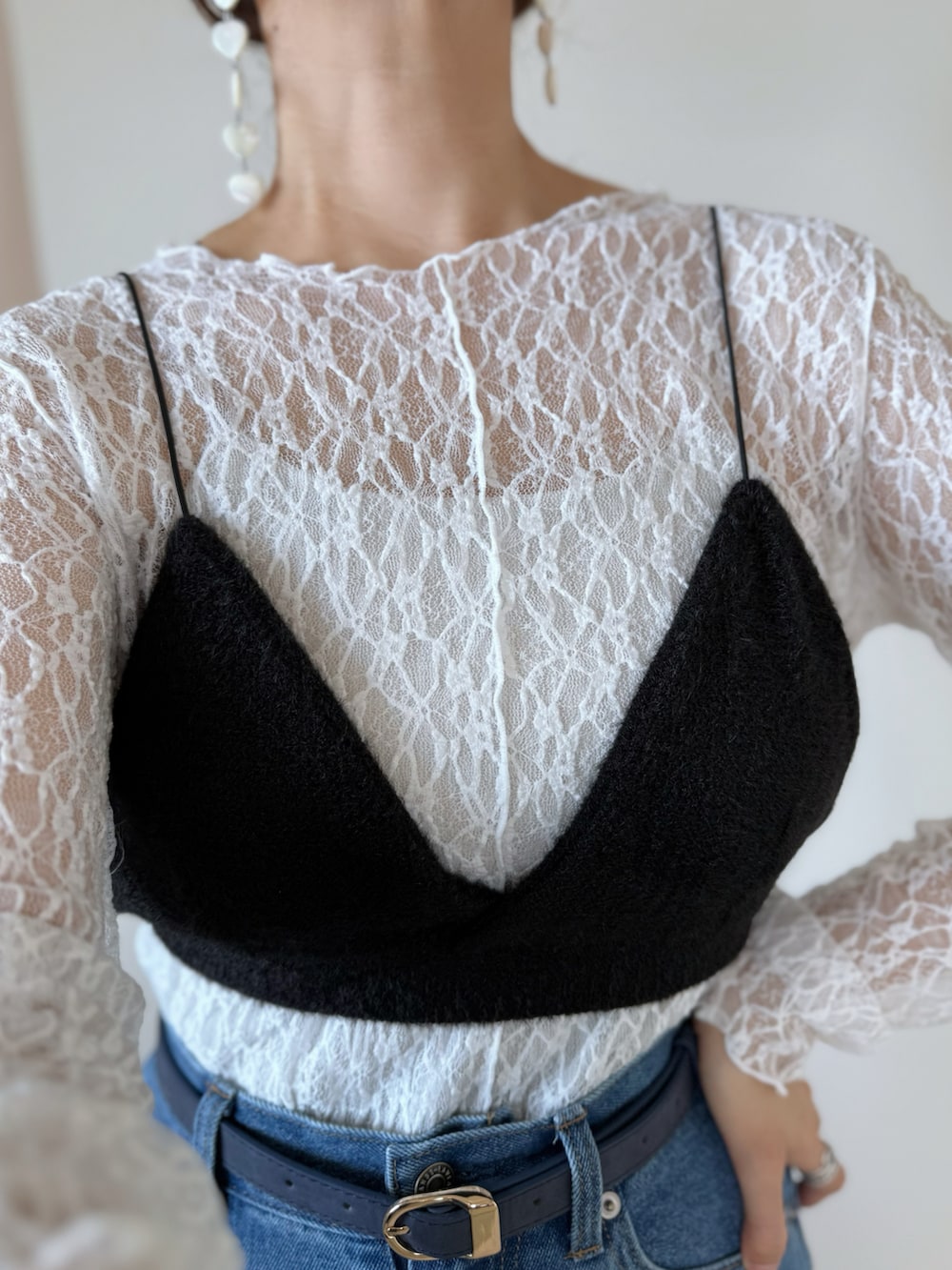 ブラック系のその他トップス、ブルー系のデニムパンツ、ベージュ系のサンダルを着用したレディースの夏コーディネートの5枚目の写真