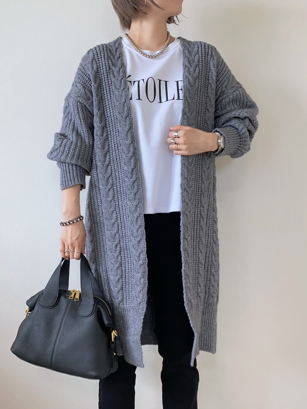 ブラック系のバッグ、ブラック系のその他パンツ、グリーン系のパンプスを着用したレディースの秋コーディネートの4枚目の写真