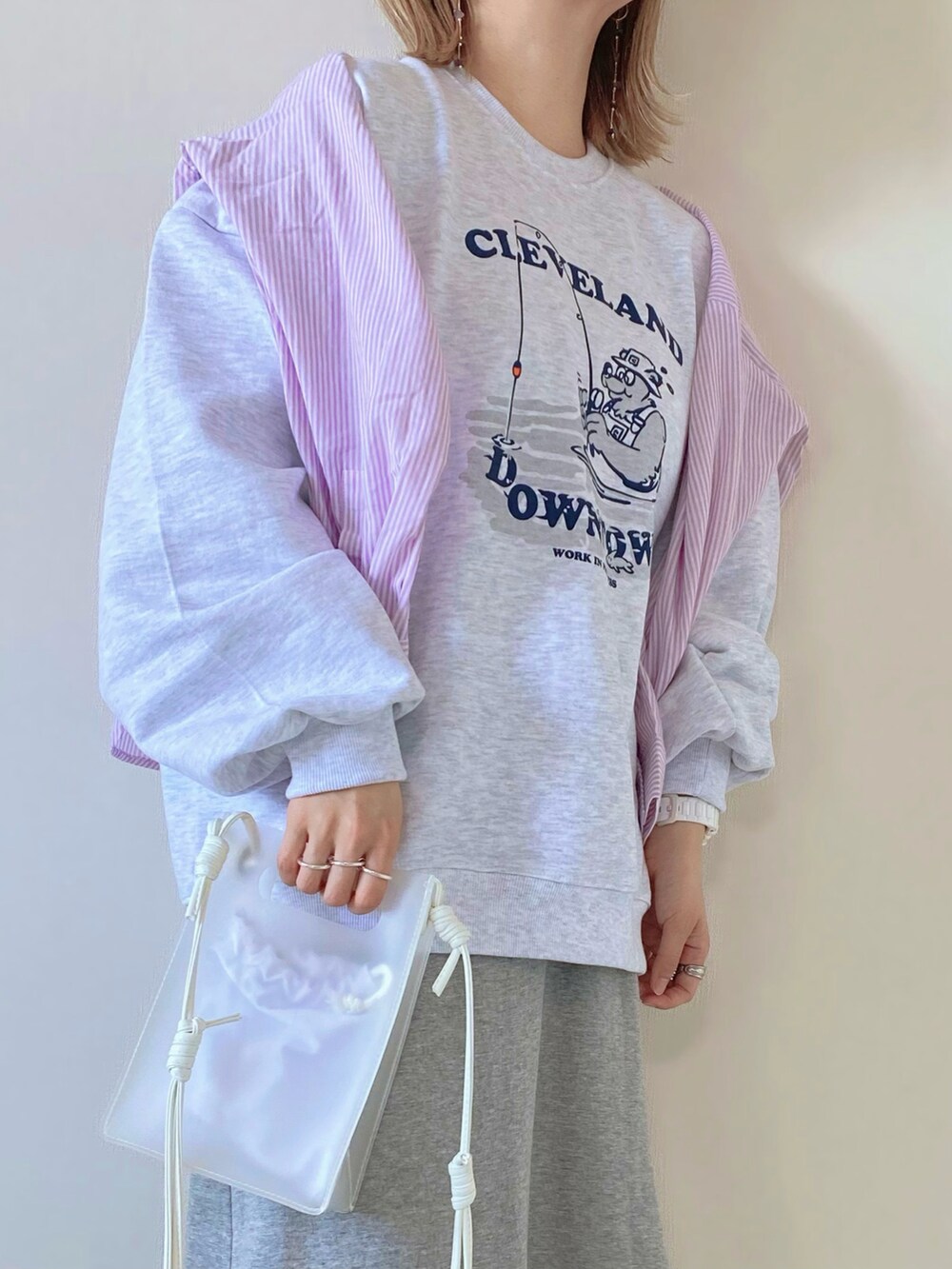 ピンク系のシャツ/ブラウス、ホワイト系のトップス、グレー系のスカートを着用したレディースの春コーディネートの3枚目の写真