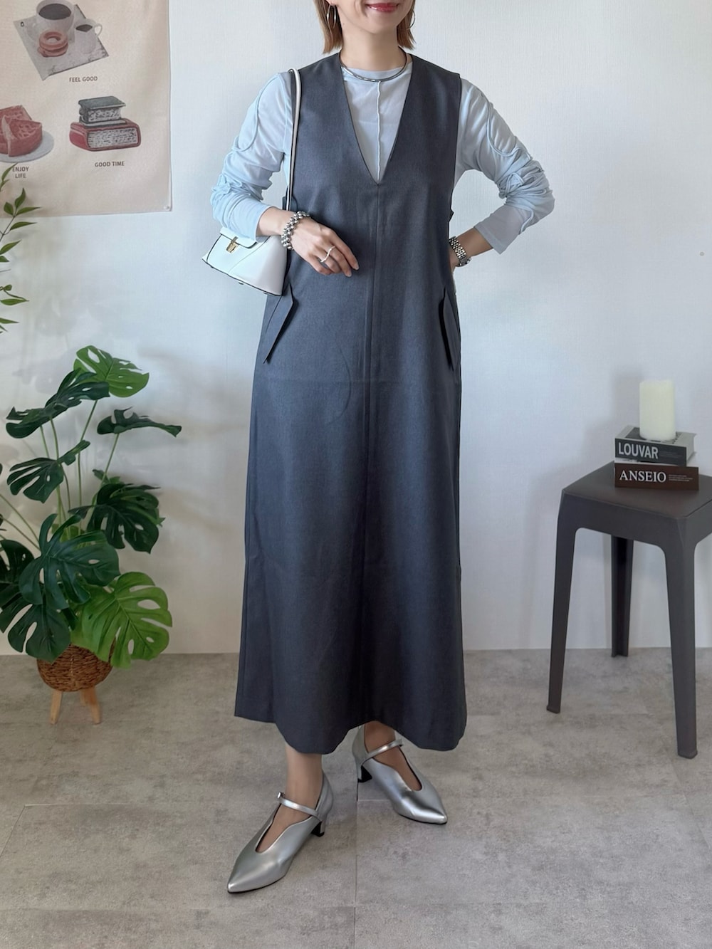 グレー系のワンピース/ドレス、ブルー系のTシャツ/カットソー、シルバー系のパンプスを着用したレディースの春コーディネートの2枚目の写真