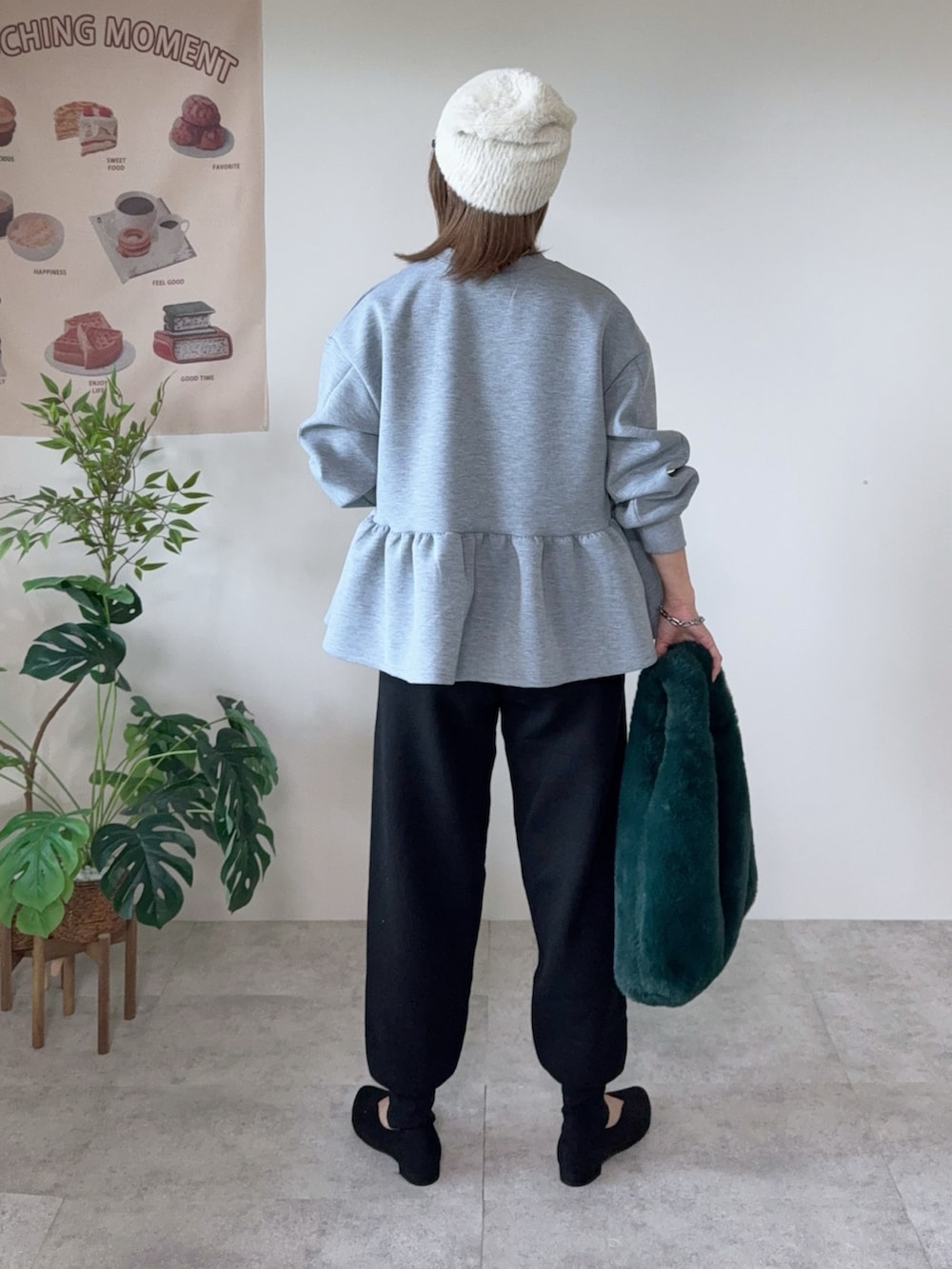 ブラック系のパンツ、ブラック系のパンプス、ホワイト系のニットキャップ/ビーニーを着用したレディースの秋コーディネートの3枚目の写真