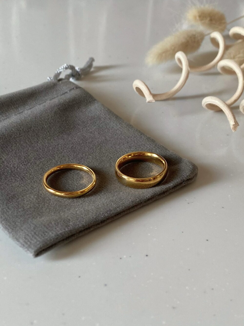 ブラック系のニット/セーター、ブラック系のバッグ、ホワイト系のスカートを着用したレディースの冬コーディネートの5枚目の写真