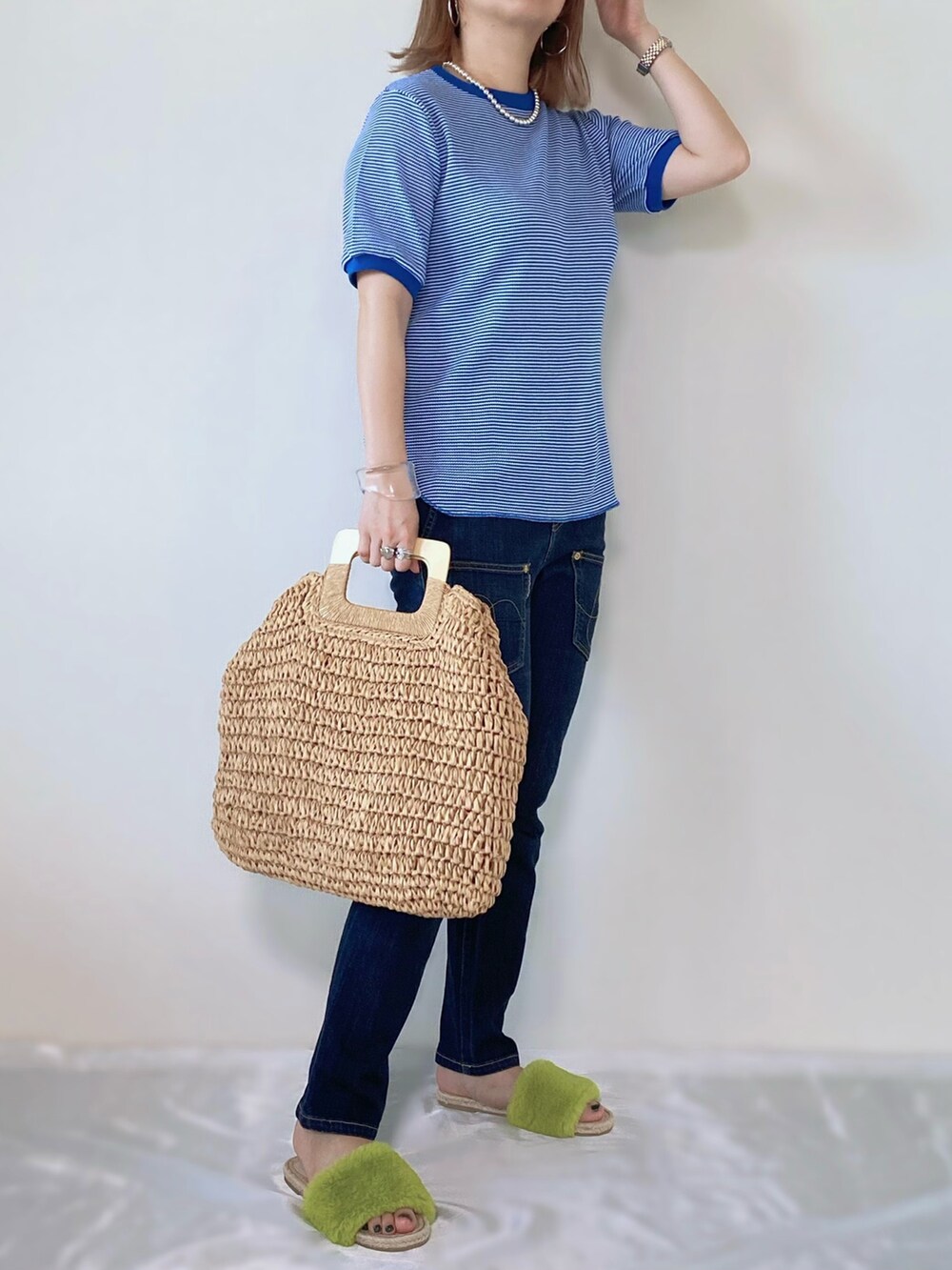 イエロー系のサンダル、シルバー系のアクセサリー、シルバー系のリングを着用したレディースの春コーディネートの2枚目の写真