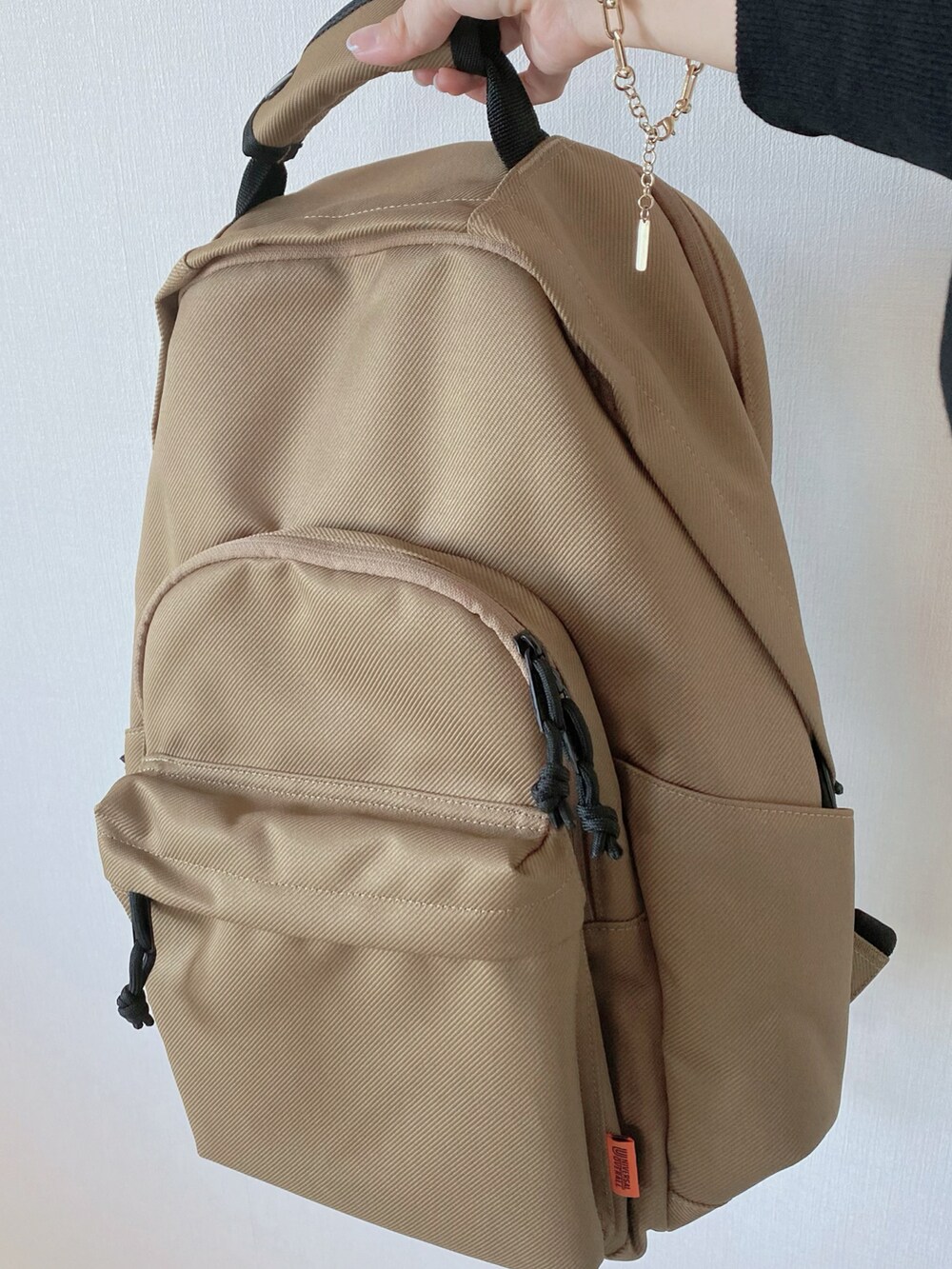 ホワイト系のブーツ、ブラック系のワンピース、ベージュ系のバックパック/リュックを着用したレディースの秋コーディネートの4枚目の写真