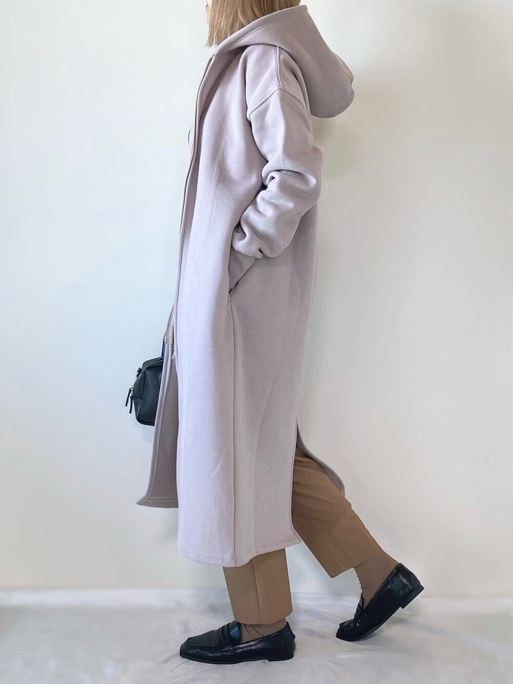 グレー系のジャケット/アウター、ブラウン系のその他パンツ、ブラック系のローファーを着用したレディースの冬コーディネートの2枚目の写真