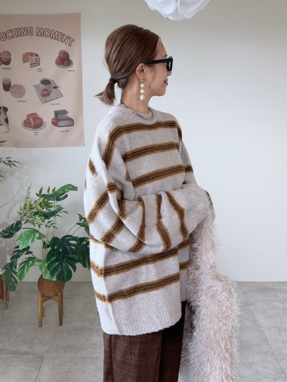 ホワイト系のニット/セーター、ブラウン系のその他パンツ、ホワイト系のトートバッグを着用したレディースの秋コーディネートの5枚目の写真