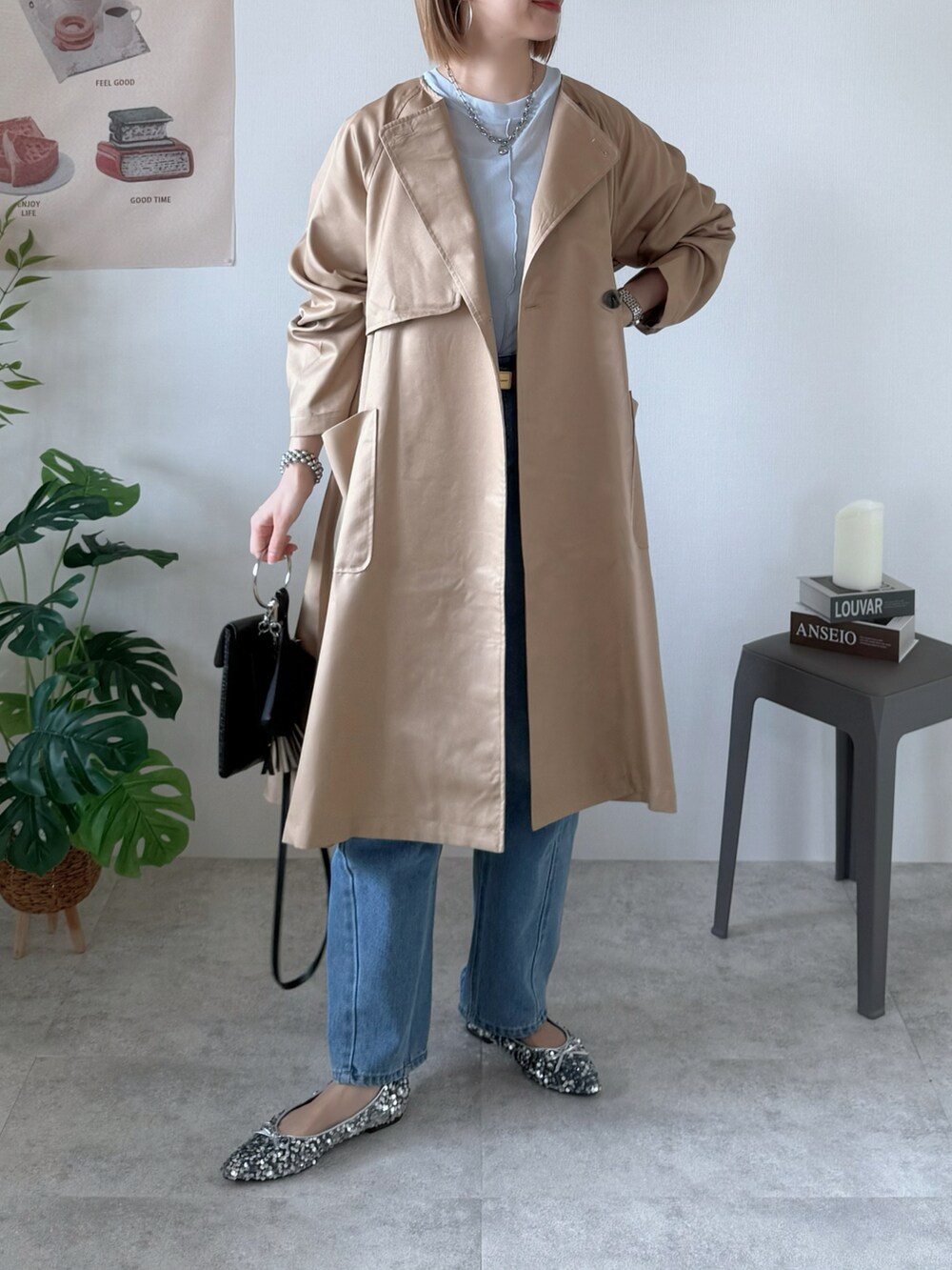 ベージュ系のノーカラーコート、ブルー系のTシャツ/カットソー、シルバー系のパンプスを着用したレディースの春コーディネートの3枚目の写真