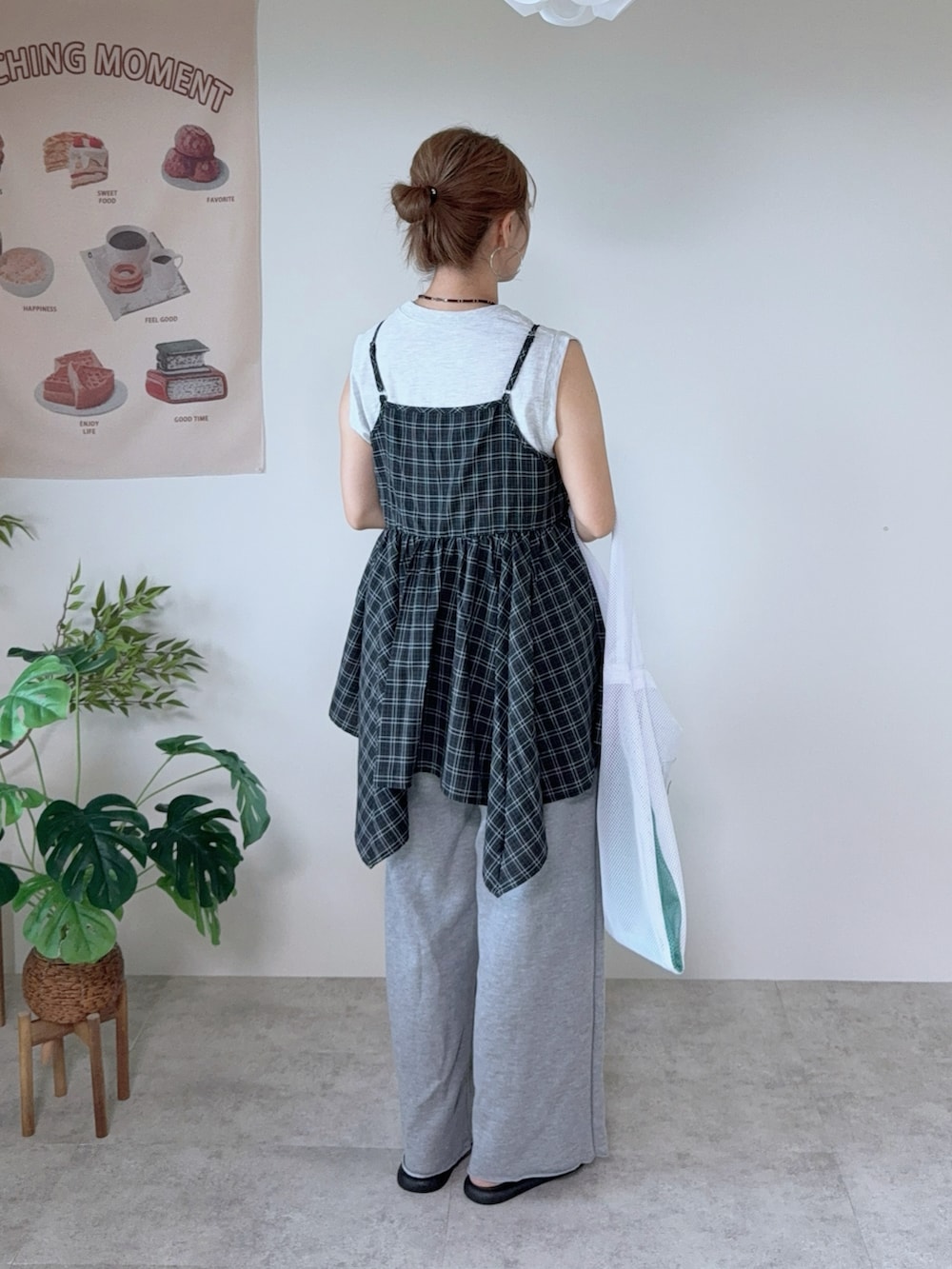 ブラック系のキャミソール、グレー系のスウェットパンツ、ホワイト系のトートバッグを着用したレディースの夏コーディネートの3枚目の写真
