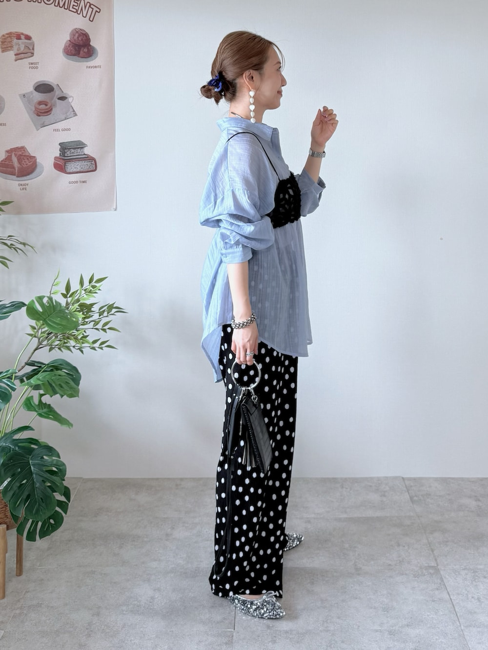 ブルー系のシャツ/ブラウス、ブラック系のシャツ/ブラウス、ブラック系のその他パンツを着用したレディースの春コーディネートの2枚目の写真
