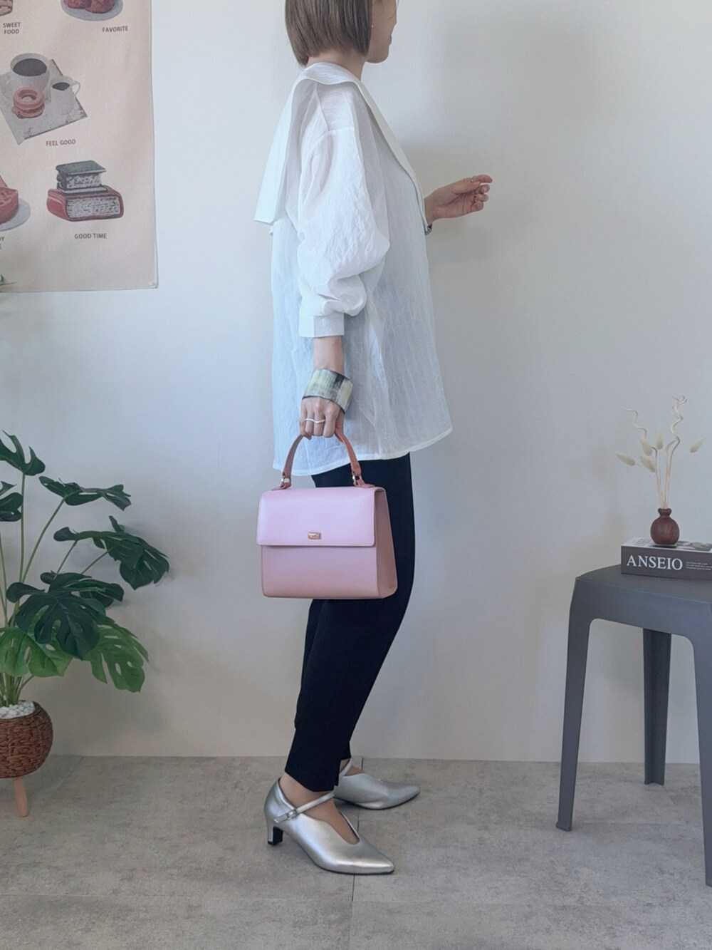 ホワイト系のシャツ/ブラウス、シルバー系のパンプスを着用したレディースの冬コーディネートの3枚目の写真