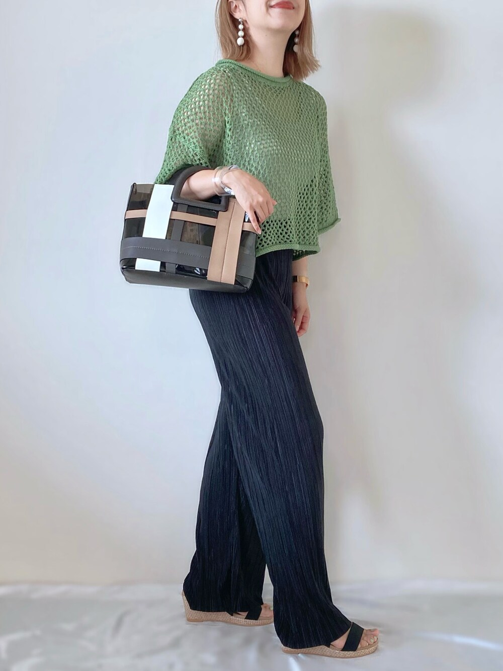 ブラック系のその他パンツ、ブラック系のバッグ、ブラック系のサンダルを着用したレディースの夏コーディネートの2枚目の写真