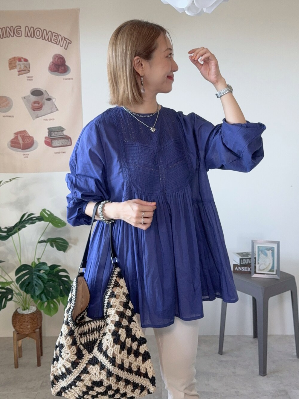 ブルー系のシャツ/ブラウス、ベージュ系のかごバッグ、ブラック系のサンダルを着用したレディースの夏コーディネートの4枚目の写真