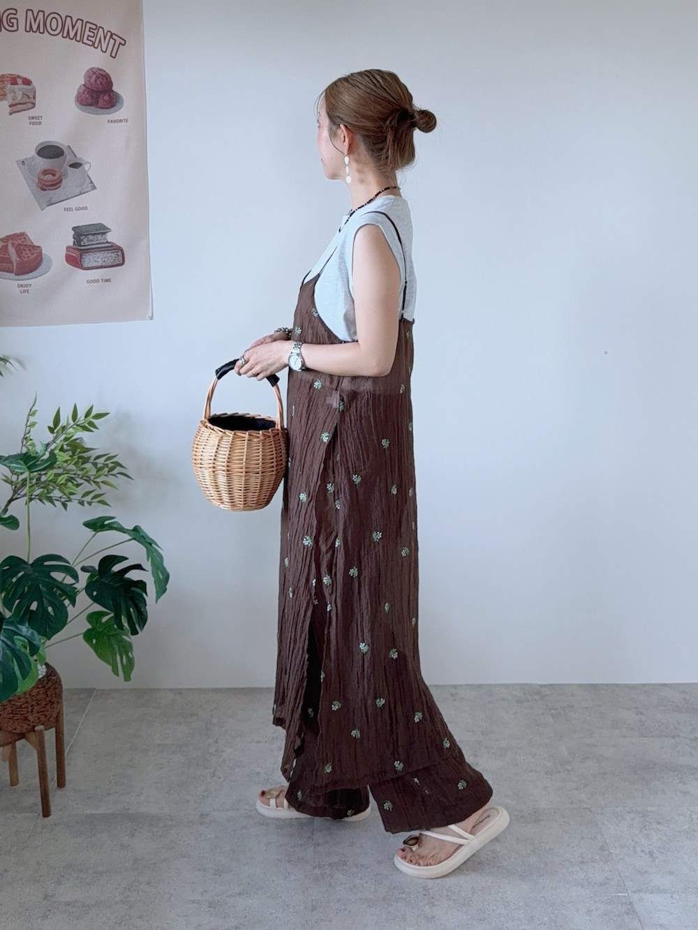 ブラウン系のその他パンツ、ブラウン系のワンピース、グレー系のTシャツ/カットソーを着用したレディースの夏コーディネートの2枚目の写真