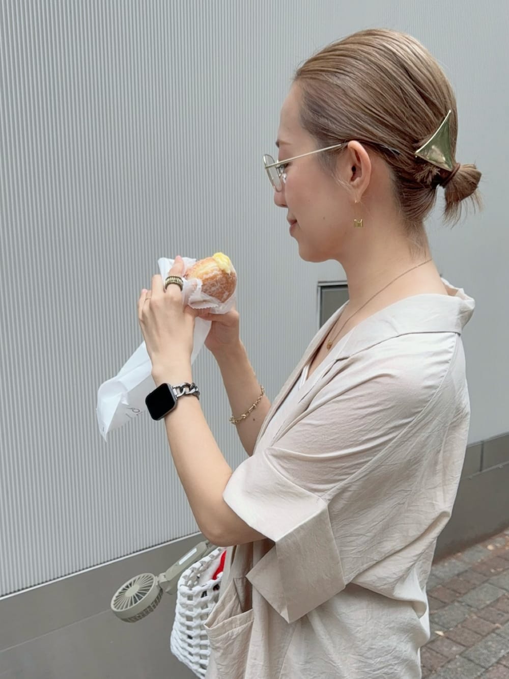 ベージュ系のテーラードジャケット、ブラウン系のその他パンツ、ホワイト系のサンダルを着用したレディースの夏コーディネートの5枚目の写真