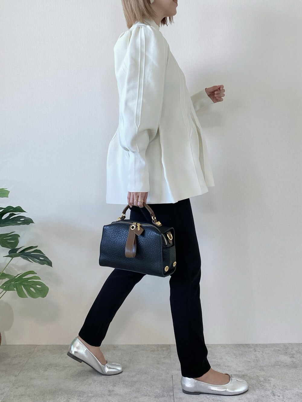 ホワイト系のその他トップス、ブラック系のボストンバッグ、シルバー系のバレエシューズを着用したレディースの冬コーディネートの3枚目の写真