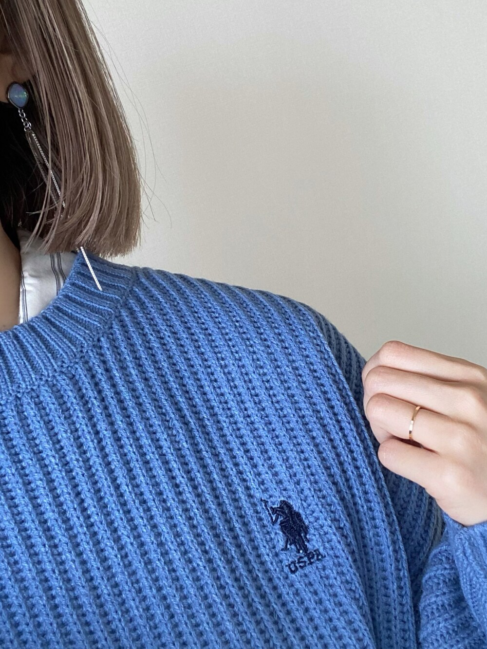 ホワイト系のシャツ/ブラウス、ブラック系のハンドバッグ、ブラック系のローファーを着用したレディースの冬コーディネートの5枚目の写真