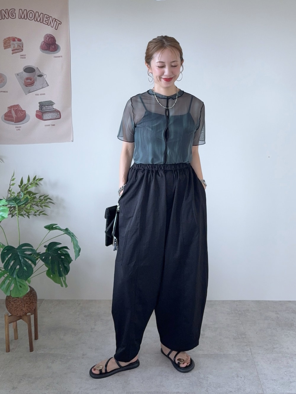 グリーン系のTシャツ/カットソー、ブラック系のその他パンツ、ブラック系のサンダルを着用したレディースの夏コーディネートの2枚目の写真