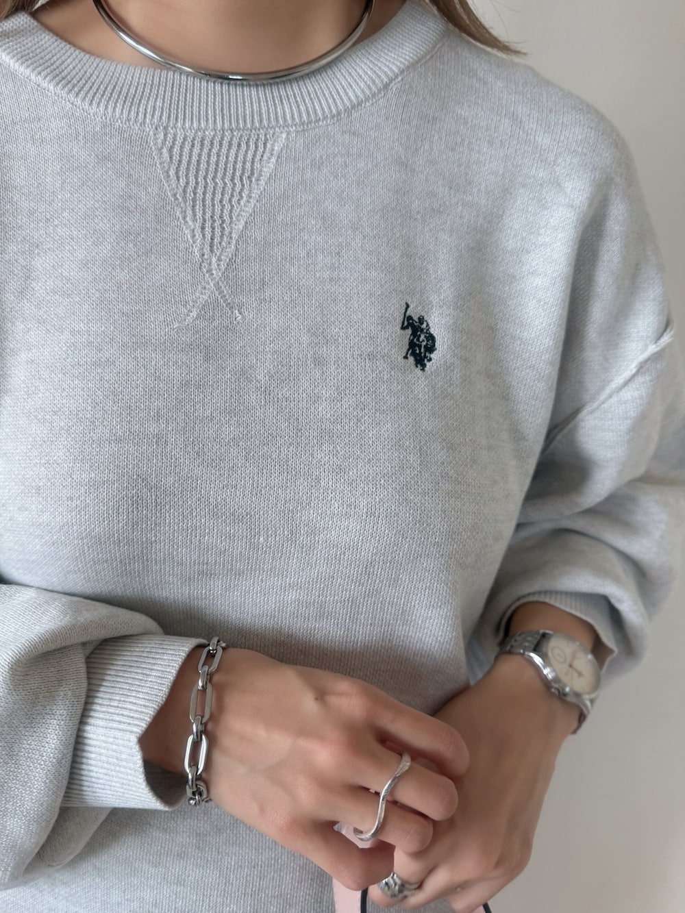 ベージュ系のニット/セーター、ベージュ系のスカート、グレー系のスニーカーを着用したレディースの秋コーディネートの4枚目の写真