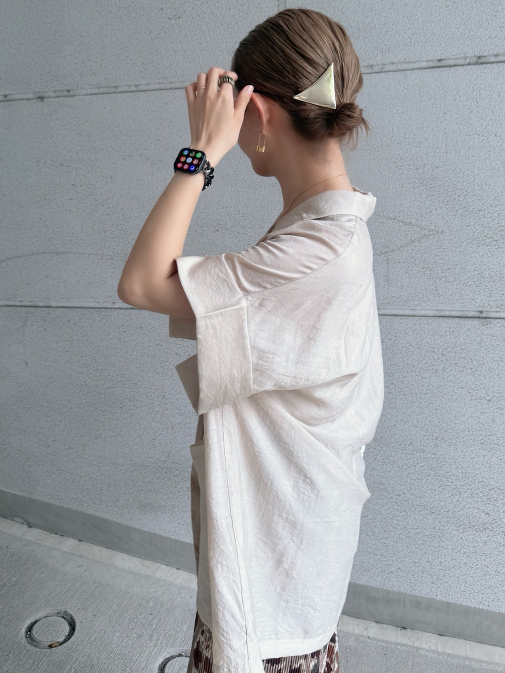 ベージュ系のテーラードジャケット、ブラウン系のその他パンツ、ホワイト系のサンダルを着用したレディースの夏コーディネートの3枚目の写真