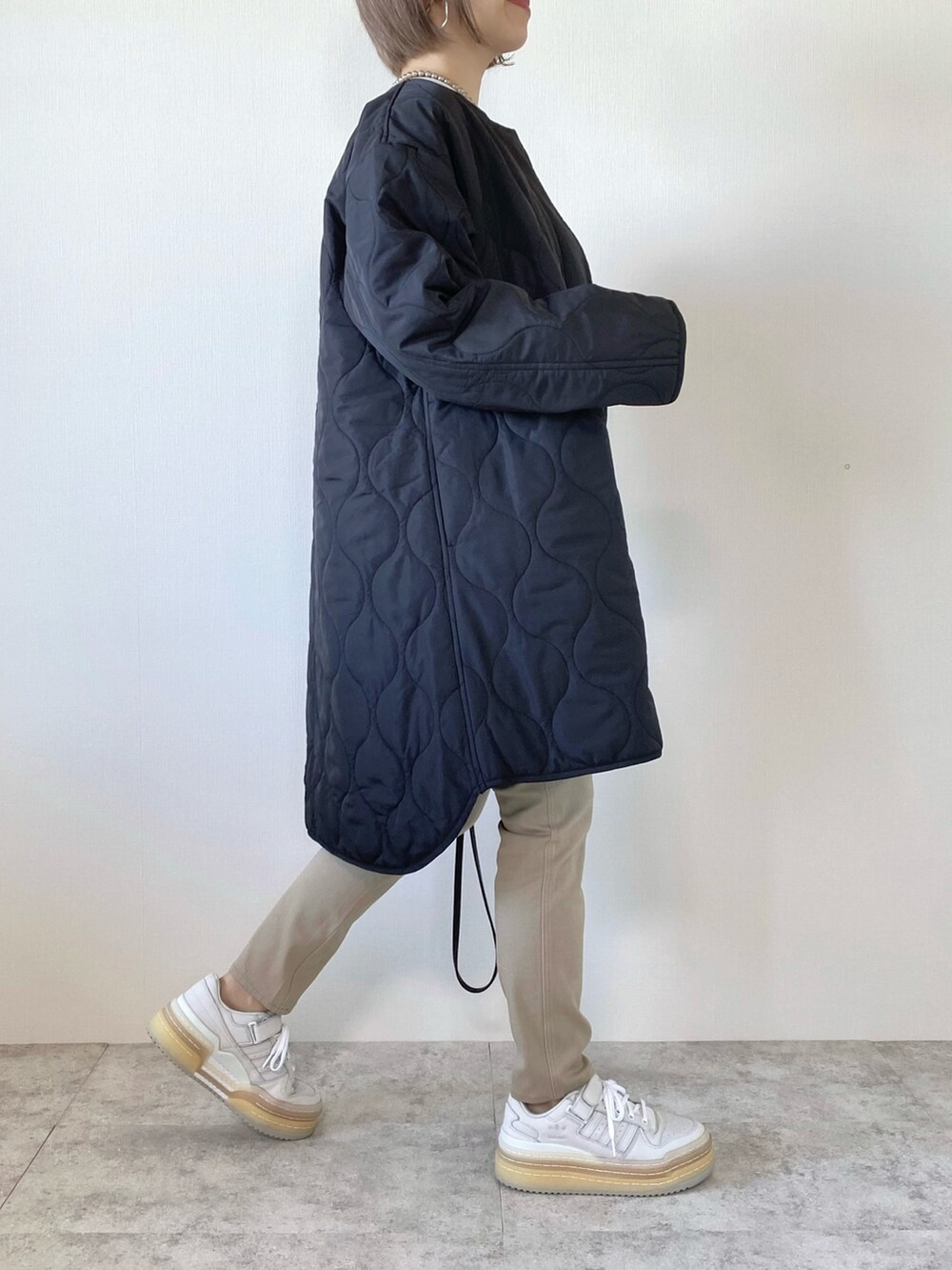 ホワイト系のスニーカー、ブラック系のショルダーバッグ、その他のTシャツ/カットソーを着用したレディースの秋コーディネートの5枚目の写真