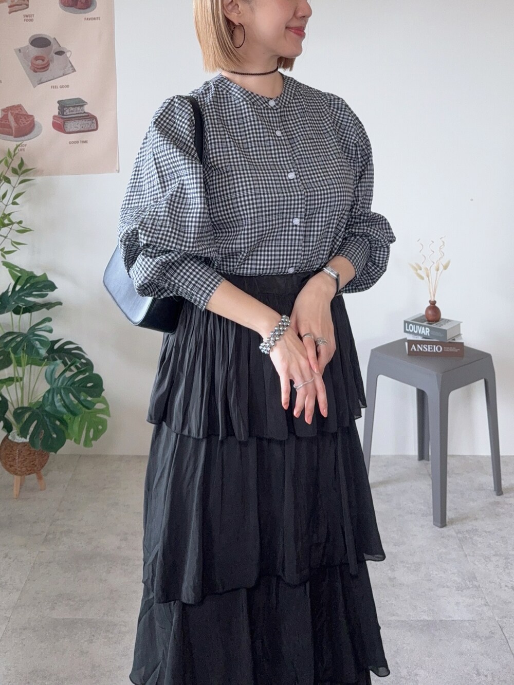 グレー系のスニーカー、ブラック系のスカート、ブラック系のシャツ/ブラウスを着用したレディースの春コーディネートの3枚目の写真