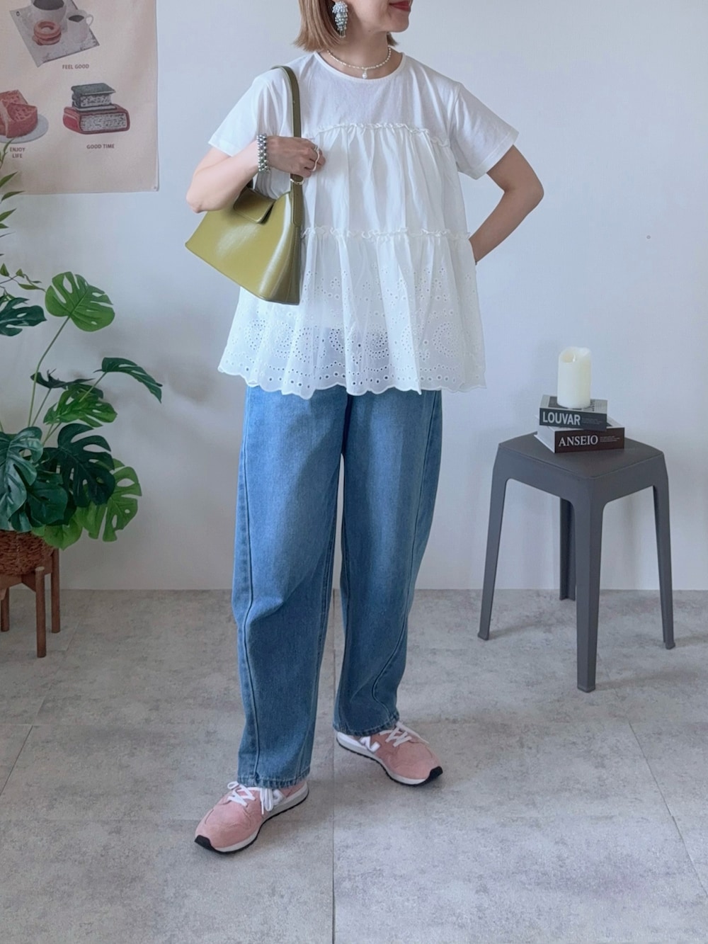 ホワイト系のTシャツ/カットソー、ピンク系のスニーカー、シルバー系のネックレスを着用したレディースの春コーディネートの2枚目の写真