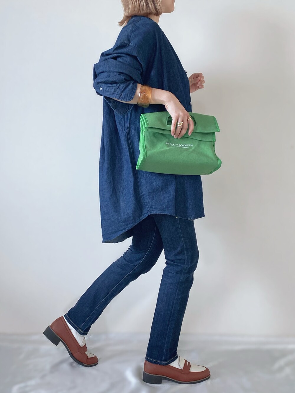 ブルー系のシャツ/ブラウス、グリーン系のTシャツ/カットソー、グリーン系のトートバッグを着用したレディースの春コーディネートの2枚目の写真
