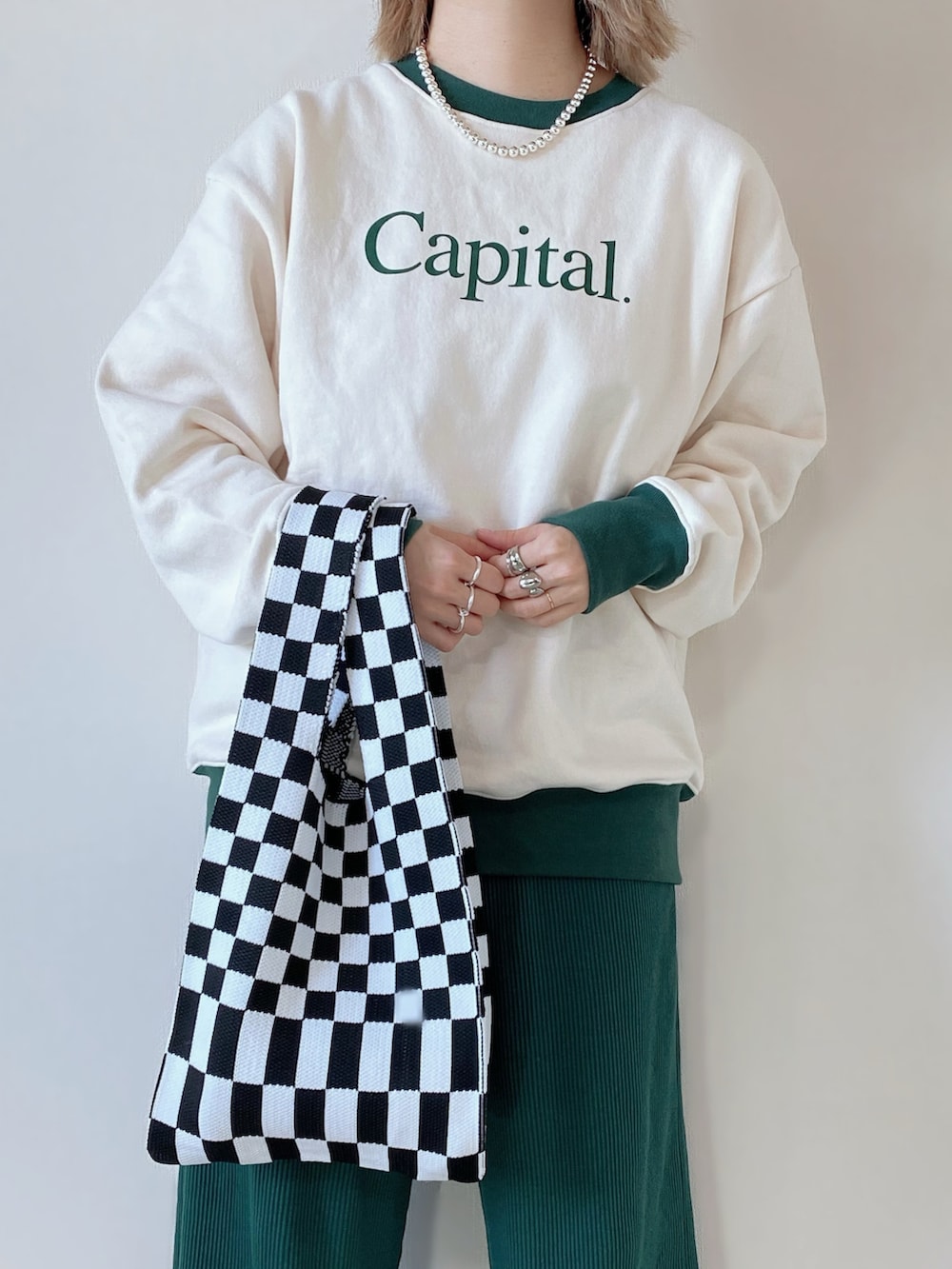 グリーン系のスウェット、グリーン系のその他パンツ、ホワイト系のバレエシューズを着用したレディースの冬コーディネートの3枚目の写真