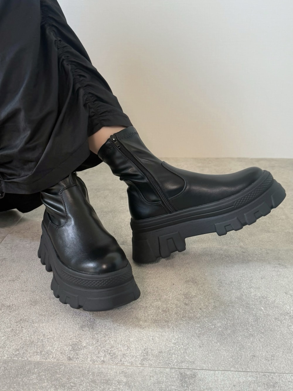 ブラック系のワンピース、ホワイト系のブルゾン、レッド系のニット/セーターを着用したレディースの冬コーディネートの5枚目の写真