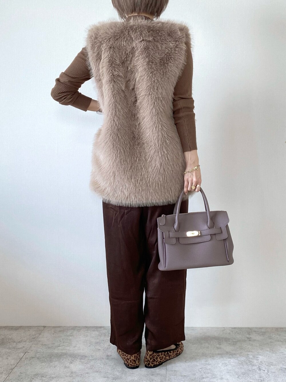 ブラウン系のニット/セーター、ブラウン系のその他パンツ、ブラウン系のバレエシューズを着用したレディースの秋コーディネートの3枚目の写真