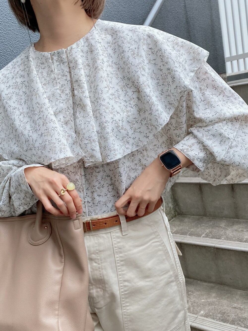 ホワイト系のシャツ/ブラウス、ブラウン系のパンプス、ベージュ系のバッグを着用したレディースの春コーディネートの4枚目の写真