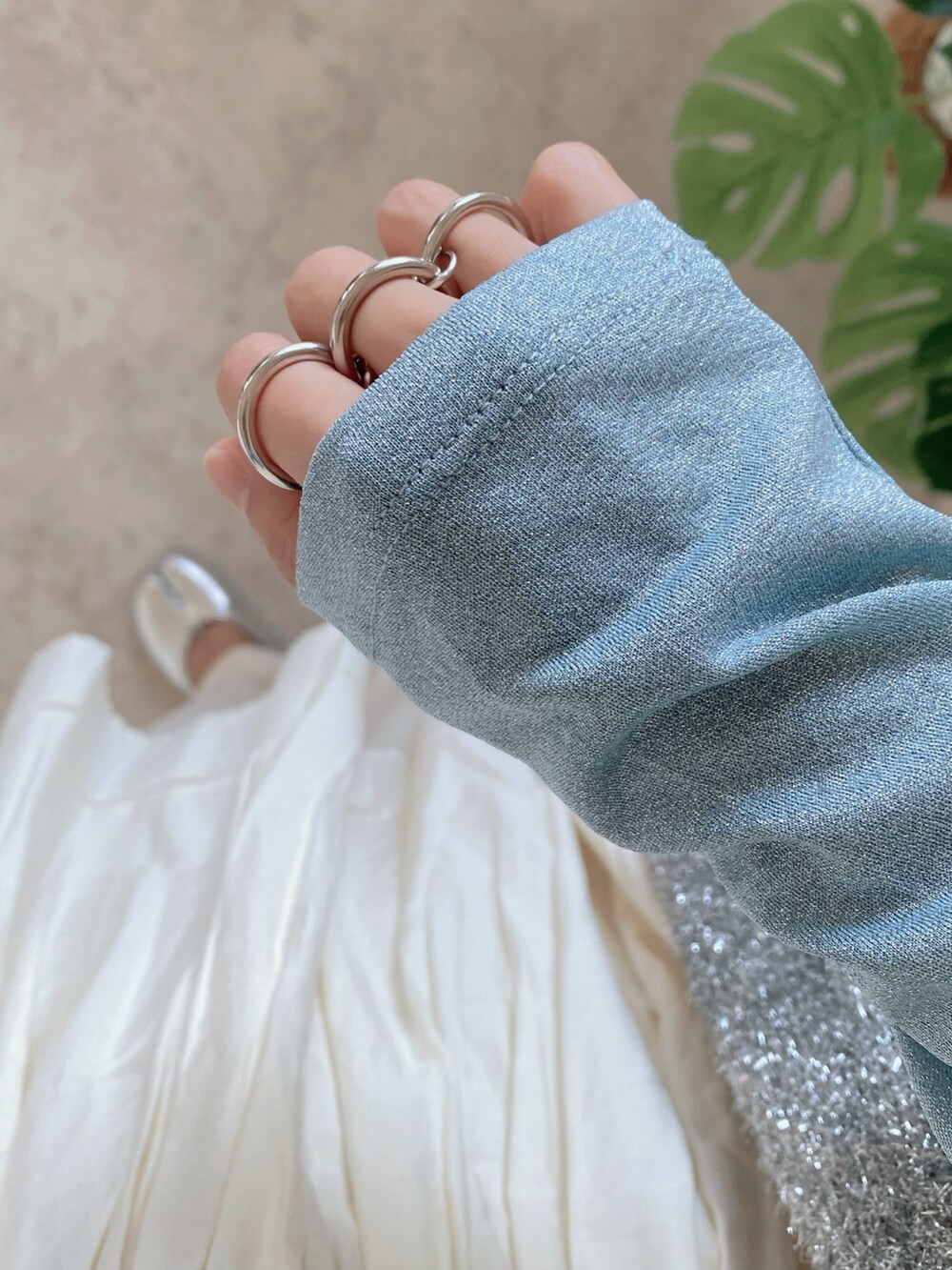 ホワイト系のキャミソール、シルバー系のショルダーバッグ、シルバー系のバレエシューズを着用したレディースの春コーディネートの3枚目の写真