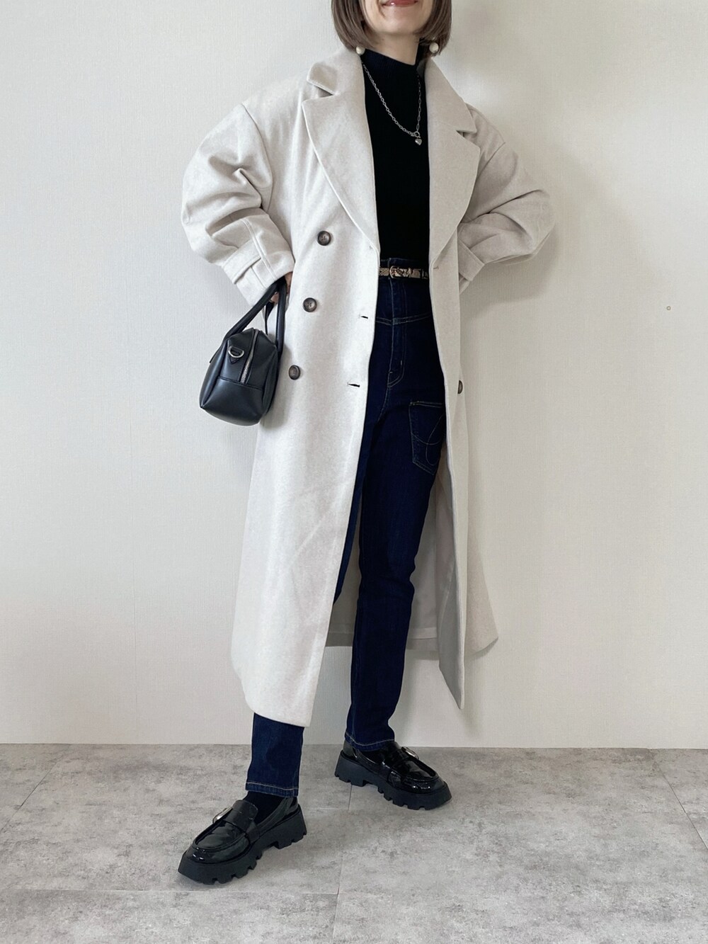 「PR、GeeRA、ジーラ、ZOZOTOWN、ZOZO購入品、geera_ootd、ZOZOTOWN購入品、コート、冬コーデ、大人カジュアル、40代ファッション、おしゃれさんと繋がりたい」｜「GeeRAのニットモッサトレンチデザインコート（チェスターコート、ホワイト系）」を使った、memeさん（レディース・158cm）の秋コーディネートの2枚目の写真