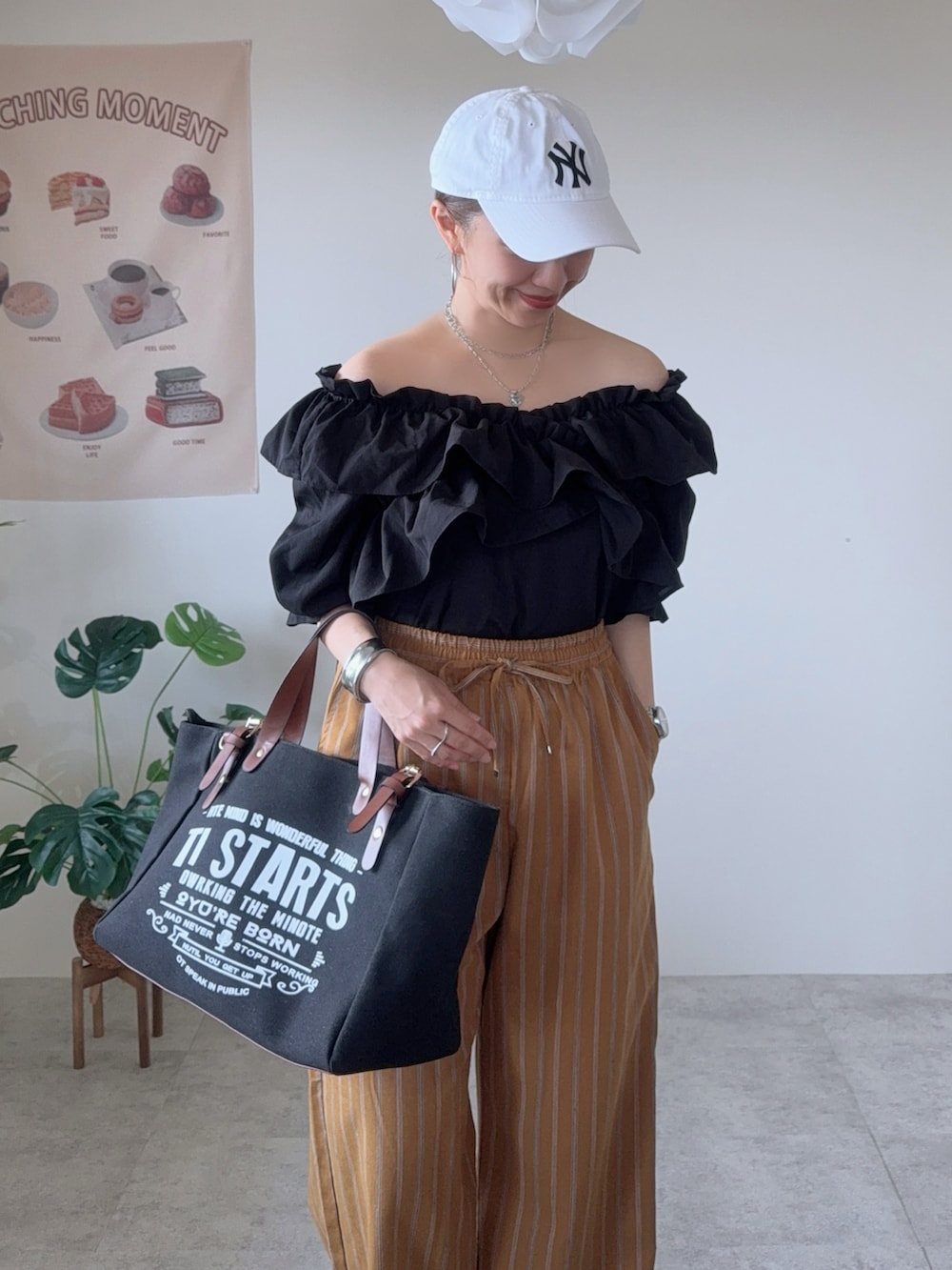 ブラック系のシャツ/ブラウス、ブラウン系のその他パンツ、ブラック系のトートバッグを着用したレディースの夏コーディネートの2枚目の写真